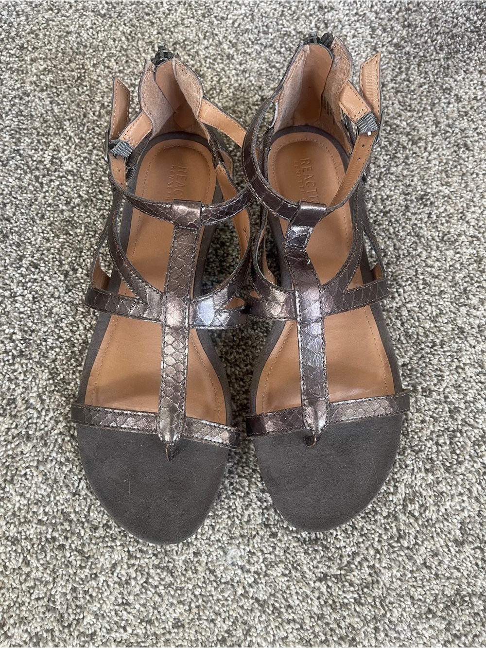 Reaction Kenneth Cole Metallic Grey T-Strap Sandals Like New